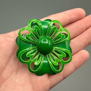 VTG Kelly Green Enamel Flower Brooch Flower Power Shamrock Clover Pin